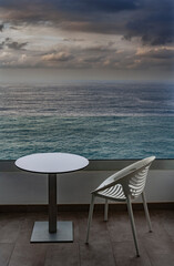 Blick vom Balkon mit Tischchen und Stuhl aufs Meer,Puerto de la Cruz, Teneriffa, Kanarische Inseln,...