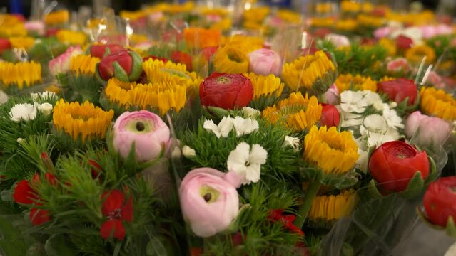 Très gros plan de bouquets de fleurs de différentes sortes rouge jaune blanche et rose 