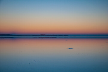 Obraz na płótnie Canvas Sonnenuntergang mit Reflexion an Wasseroberfläche