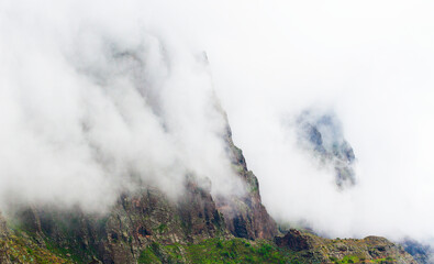 Nebelverhangene Felsen des Teno Gebirge  beim Dorf Masca,Teno Gebirge, Teneriffa, Kanarische Inseln, Spanien,