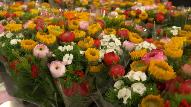 Gros plan de bouquets de fleurs de différentes sortes rouge jaune blanche et rose 