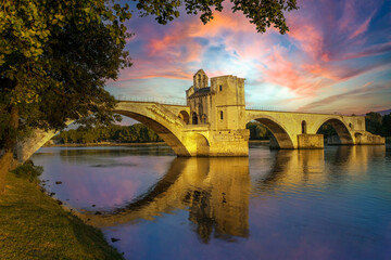 berühmte Brücke vom Avignon - 559786771