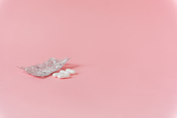 Plaquette de médicaments sur fond rose avec espace vide