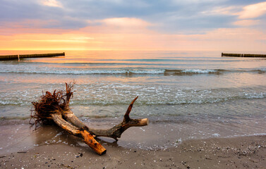 stimmungsvoller Sonnenuntergang am Strand Ostsee