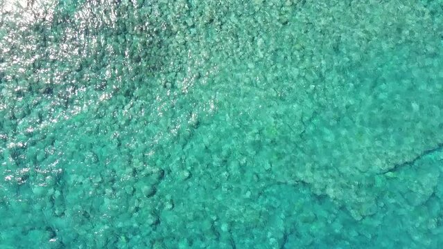Oc&eacute;an indien film&eacute; par drone sur l'&icirc;le de la R&eacute;union. Coraux et eau bleu turquoise transparente avec vague et houle sur le sable de la plage.