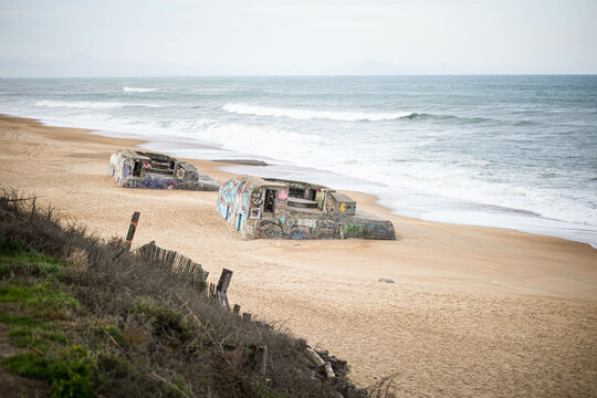Plage de Labenne avec vu sur l'oc&eacute;an et les blockhaus dans les Landes en France
