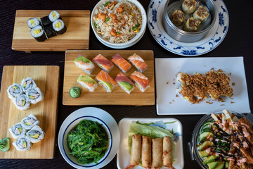 Mesa con diferentes platos de comida. Banquete de comida asiática. 