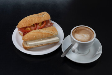 Café con leche con pulguitas de queso y tomate