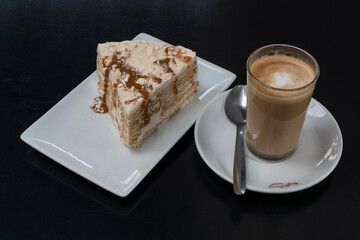 Café con leche con tarta de polvito Uruguayo