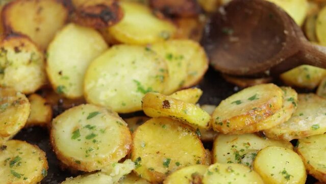 pomme de terre sarladaise en cuisson dans une po&ecirc;le