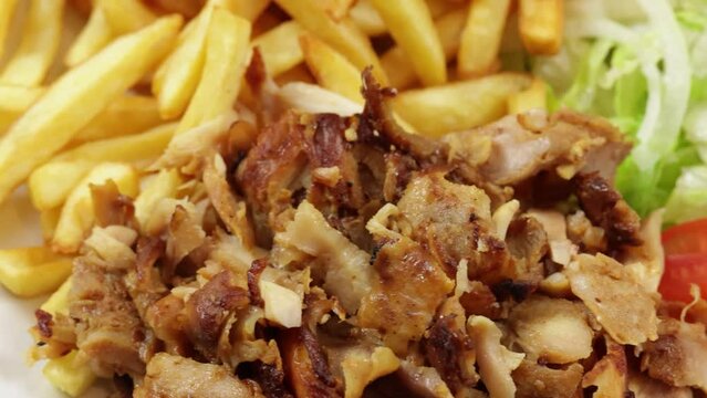 assiette de kebab et frites en gros plan