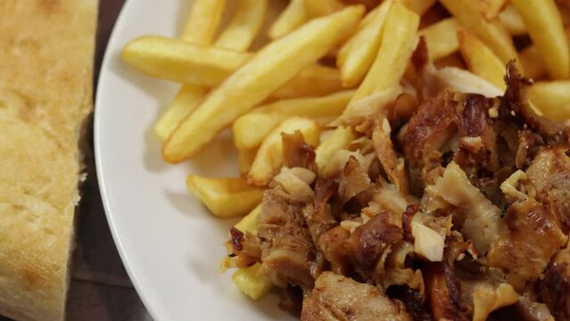 assiette de kebab et frites en gros plan