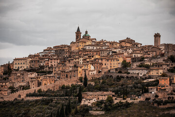 view of the old town of trevi in umbria, italy, on a rainy day - obrazy, fototapety, plakaty