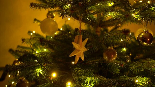 Weihnachtsbaum mit Lichterkette und Tannenbaumschmuck