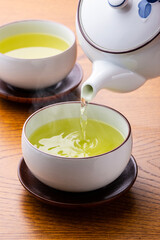 お茶を注ぐ