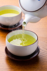 お茶を注ぐ