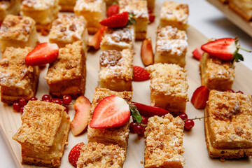 Apple crumble small pies with strawberries and red cranberries.