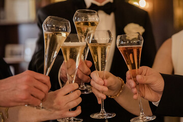 Sektempfang mehrere Menschen stoßen mit einem Glas Sekt an auf ein Jubiläum oder eine Hochzeit