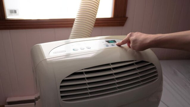 Turning ac on and decreasing temperature cold summer hot air conditionner bedroom