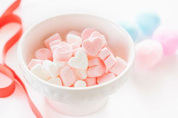 器に入ったハート型マシュマロ
