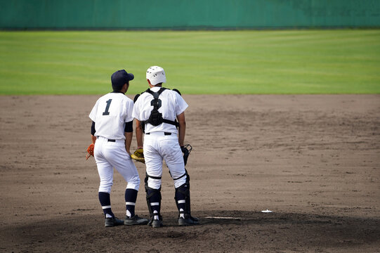 マウンドで話すピッチャーとキャッチャー