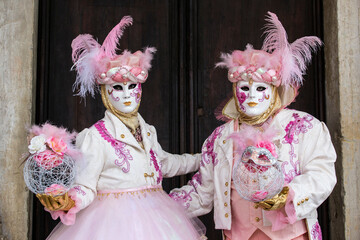 maschere ritratte al carnevale di venezia, tinte rosa - obrazy, fototapety, plakaty