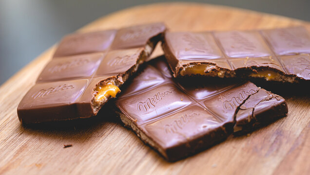 Milka. Foto de uma barra de chocolate Milka com recheio de caramelo em fotografia macro.