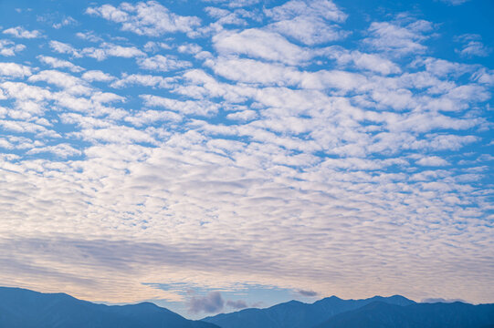 ひつじ雲が広がる冬の空　