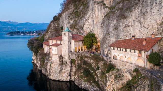 Eremo di Santa Caterina del Sasso, sul lago Maggiore