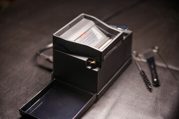 The process of putting tobacco into cigarette cases with a semi-automatic machine