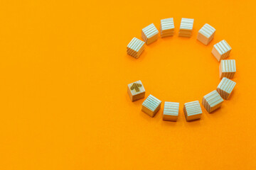 オレンジの背景で右回りのウッドキューブの更新のアイコン