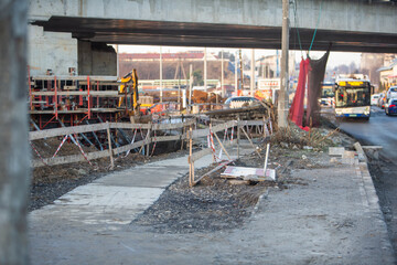 Kładka pod mostem podczas remontu ulicy. Remont drogi. Drewniana kładka pod mostem