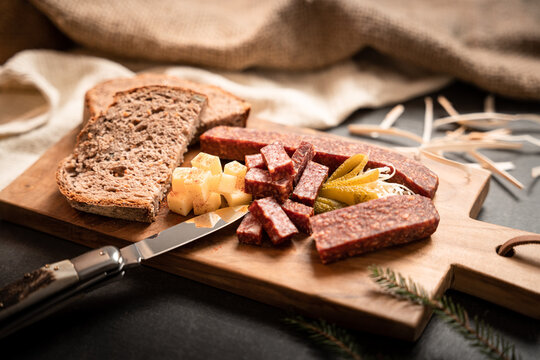 Tiroler Bretteljausn mit Landj&auml;ger, K&auml;se, Brot, Kren und Gurke