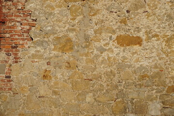 Alte verwitterte raue beigebraune Backsteinwand mit Muster