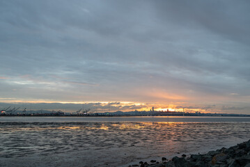 Naklejka premium Sunset over San Francisco bay with skyline and port