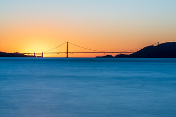 Fototapeta na wymiar golden gate bridge at sunset photographed from tresure island