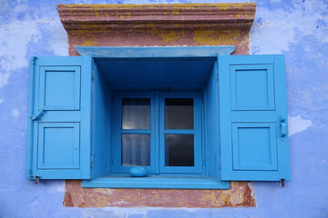 Obraz premium Fenster an einem Haus in Koskinou, Rhodos