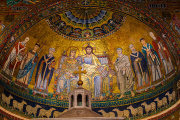 interior of the Santa Maria in Trastevere chuech - 559912982