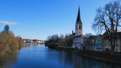 weiter Blick von Brücke auf Neckar bei Rottenburg mit   Stiftskirche St. Moriz und kahlem Baum im Winter - obrazy, fototapety, plakaty