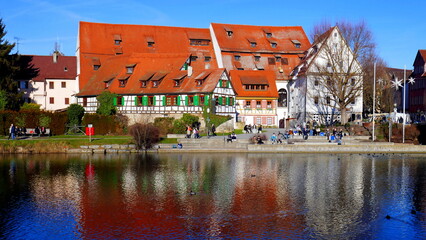 schöne Ansicht von Rottenburg am Neckar mit  Pflegeheim und Menschen unter blauem Himmel - obrazy, fototapety, plakaty