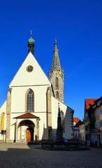 Obraz premium herrliche Ansicht vom Dom St. Martin in Rottenburg am Neckar vor tiefblauem Himmel