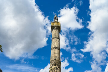 Obraz premium Bruxelles, Belgium: Congress Column with clouds passing by. Monument in Brussels.