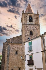 Fototapeta na wymiar Vista del campanario de la parroquia de Santiago el Mayor en Cáceres, España