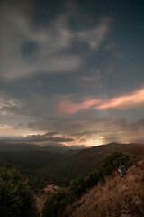 Fototapeta na wymiar Mujer viendo cielo nocturno en la Serrania de Ronda , Valle del Genal.