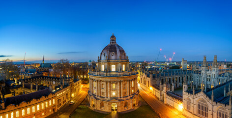 Naklejka premium Evening skyline panorama of Oxford city in England