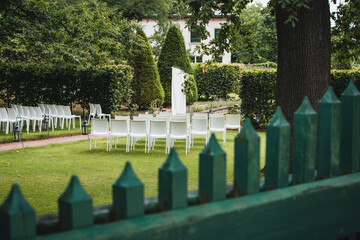 Hochzeitsfeier Garten mit Stühlen
