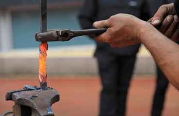 trabajador del hierro metal herrero forjador mano  4M0A8123-as23