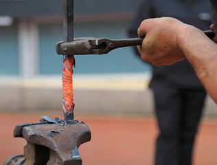 trabajador del hierro metal herrero forjador mano  4M0A8133-as23