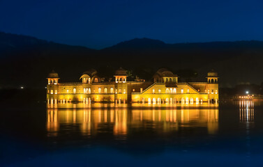 Fototapeta na wymiar Jal Mahal in the middle of the Man Sagar Lake at Jaipur city, Rajasthan, India.