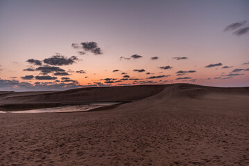 夕暮れの鳥取砂丘